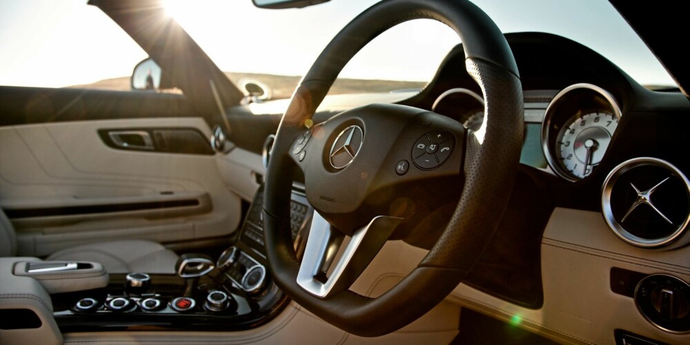 FØRERMILJØ: Mercedes-Benz SLS AMG Roadster.