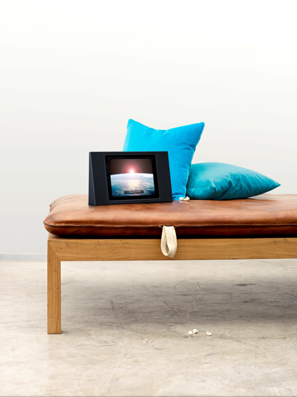 KINO: Dokk iPad-en inn i BeoPlay 3, sett den på høykant og du har en minikino for sofakroken eller senga.