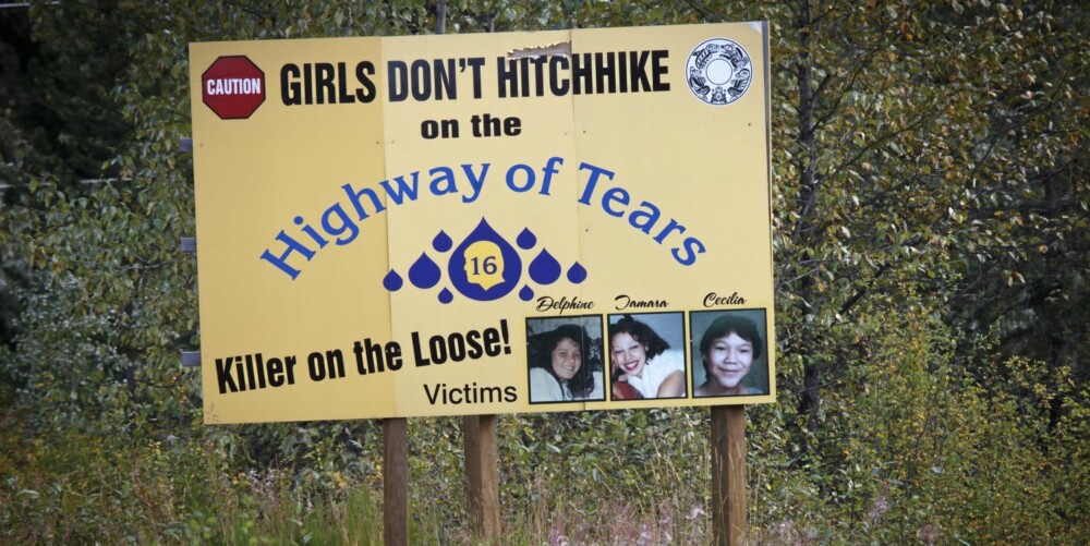 Slike skilt, hvor de både viser bilder av drepte og forsvunnede jenter, samtidig som det advares om at en morder herjer i området, hører vel med til sjeldenhetene å se langs en vei.