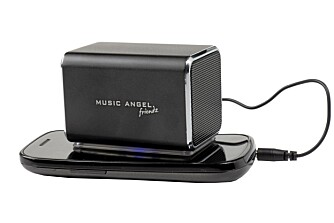 GUMMIFØTTER: Music Angel Friendz har fire silikonputer på undersiden slik at du ikke riper opp mobilen om du setter høyttaleren på skjermen.
