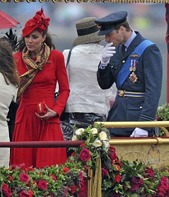 BETENKT: Kates antrekk har vakt oppsikt i Storbritannia. Selv prins William ser ut som han er litt i stuss over konas klesvalg.