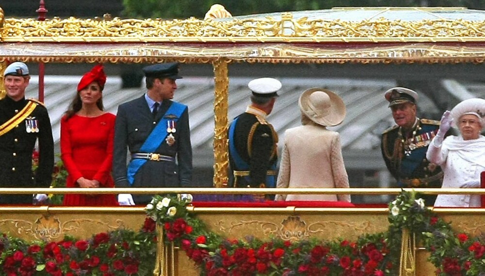 RØDT KORT: Den britiske kongefamilien: Prins Harry, hertuginne Kate, prins William, kronprins Charles og hans Camilla med ryggen til, prins Philip og dronning Elizabeth II. Det var ikke vanskelig å skille seg ut i den flokken.