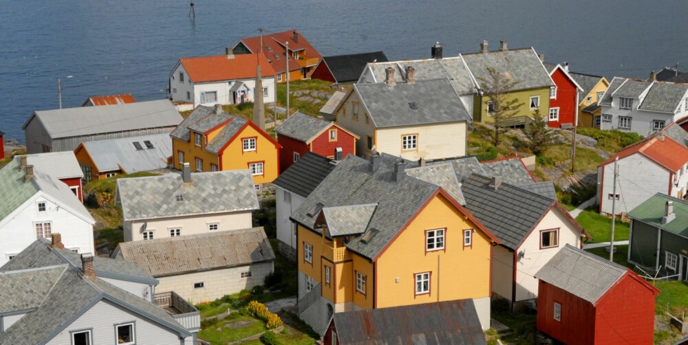 LANDSBY: Like under Onakalven og fyret ligger det en hel liten landsby med hus malt i glade og sterke farger. FOTO: Sidsel Jørgensen