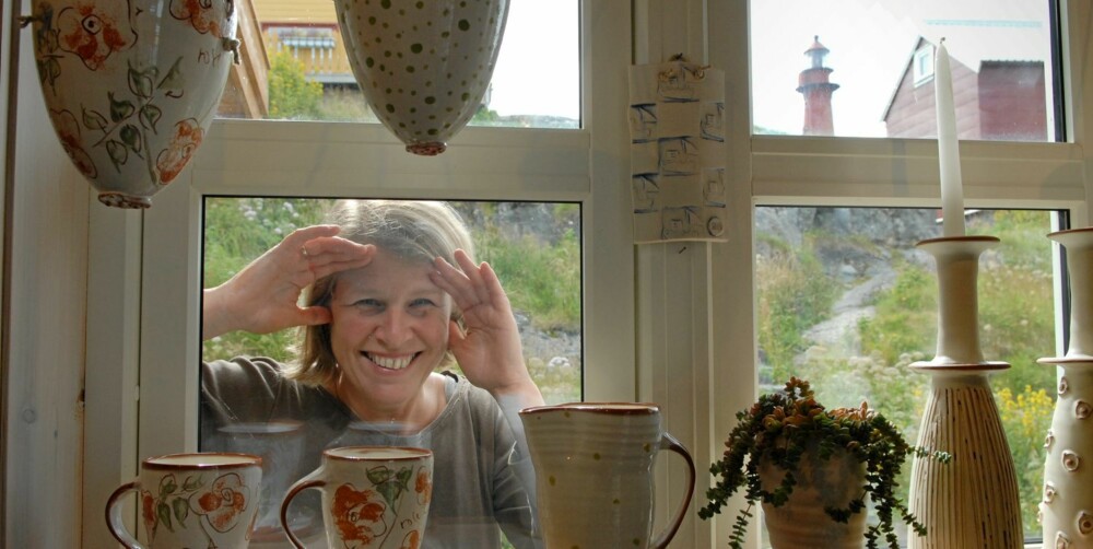 KUNST: Etter at fiskemottaket forsvant, er keramikk blitt Onas største eksportartikkel. Her er det brukskunsten til Anne Marit Steinshamn som stilles ut. FOTO: Sidsel Jørgensen