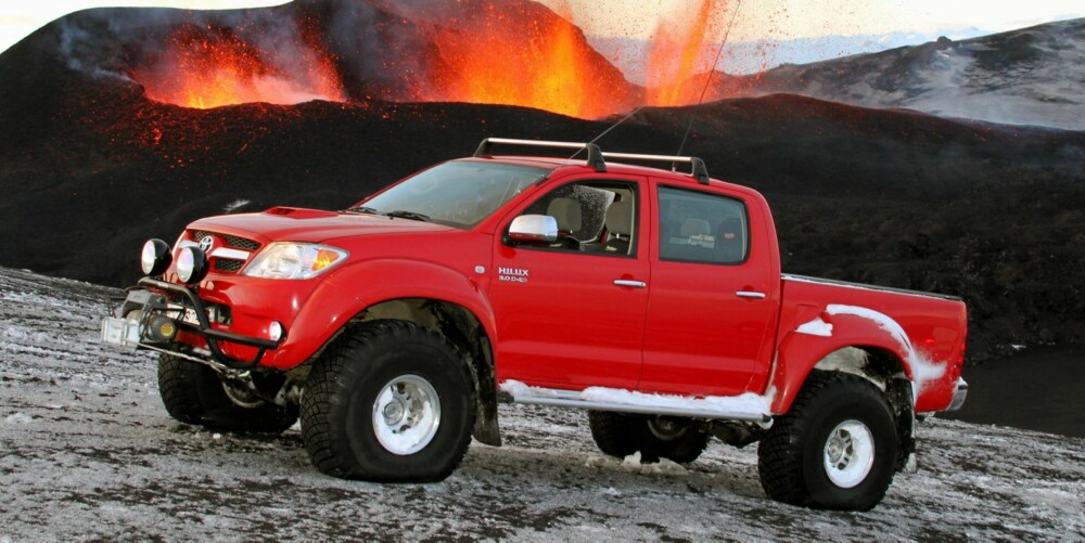 EKSPEDISJON: Arctic Truck Hilux ved den svært aktive vulkanen Eyjafjallajökull i april 2010. Med på turen var også James May fra Top Gear. Foto: Arctic Trucks