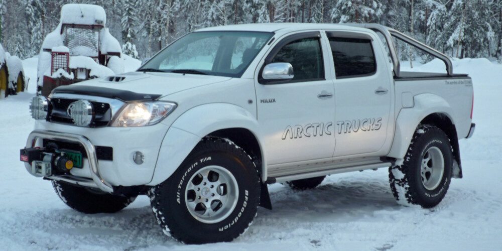 BARSKING: Når en Hilux bygges om med 37-tommers hjul, heves fjæringen med 40 mm foran og bak, samt at karosseriet heves 20 mm fra rammen. I forbindelse med karosseri hevingen, gjøres det en rekke modifiseringer på styring, bremser og overføringer. Foto: Martin Jansen