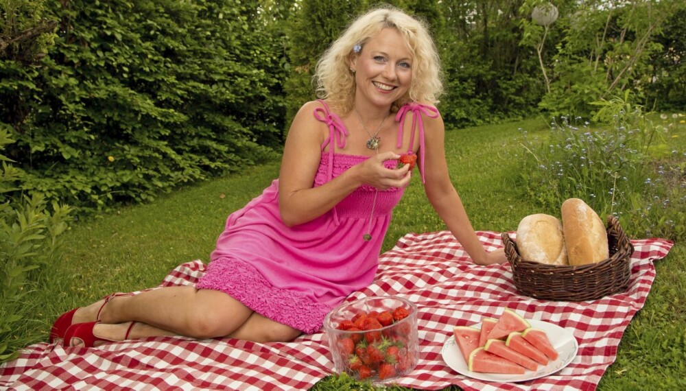 EVENTYRHAGE: Hedda Kise nyter sommeren i hagen sin i Bærum.