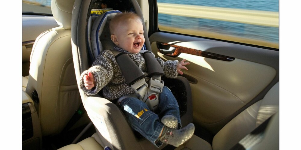 BAKOVERVENDT: Barn bør sikres bakovervendt i bil til de er minst fire, ifølge Trygg Trafikk. Foto: Newspress