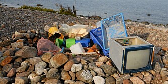 KUNST: Vrakgods som er drevet i land, ødelagte fjernsynsapparater og annet avfall er samlet sammen av barna på øya og skal brukes i en framtidig kunstinstallasjon. FOTO: Arne Otto Iversen