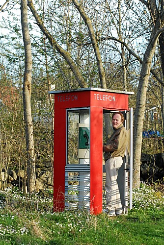 VERNA: Den røde telefonkiosken på Jomfruland har fortsatt summetone og er erklært ver neverdig. FOTO: Arne Otto Iversen