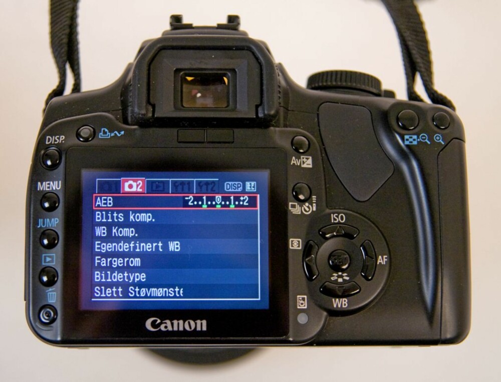 På Canon EOS 400D finner du funksjonen AEB (Automatic Exposure Bracketing) i meny 2. Trykk på «set»-knappen, og bruk pilene for å stille inn hvor stor forskjell det skal være på de 3 neste bildene du tar.