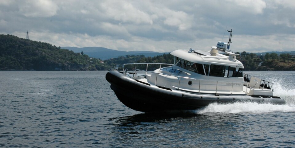 HARMONISK: Testbåten gikk i plan uten markant planingsterskel og føltes hele veien som harmonisk i vektbalansen. Ifølge produsenten skal riktig toppfart være 36 knop og det er respektabelt nok. FOTO: Bengt-Erik Iversen