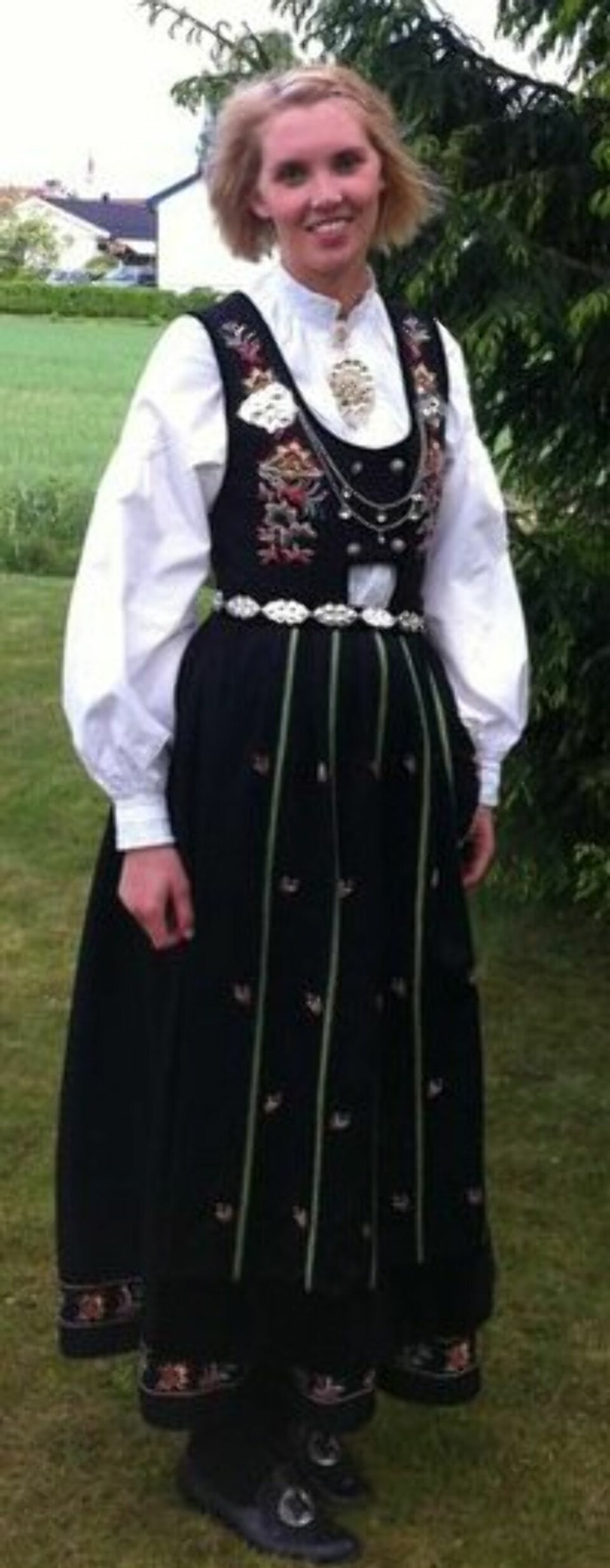 BUNAD:
Hva slags bunad er dette?: Øvre Numedal
Hvem ser vi på bildet? : Ida Helgesplass
Hvor er bildet tatt, og i hvilken situasjon?: Steinberg, 17.Mai 2011