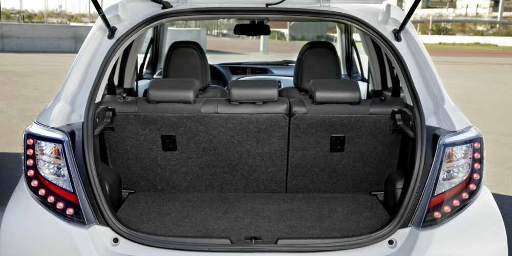 SAMME PLASS: Hybrid-modellen har like mye plass innvendig til passasjerer og bagasje som en vanlig Yaris, ifølge Toyota. FOTO: Toyota