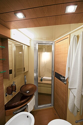 EGET: De som tilbringer natten i eierlugaren kan nyte godt av eget toalettsom med separat dusjrom. FOTO: Azimut