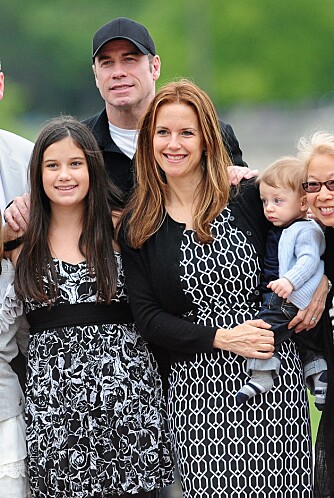 FAMILY GUY: Kelly Preston og John Travolta sammen med barna Benjamin Hunter Kaleo (halvannet år) og datteren Ella Bleu (12).
