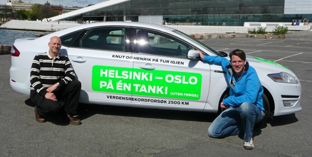 REKORDBIL: Med denne Ford Mondeoen kjørte Withil og Borchgrevink fra Helsinki til Oslo med et gjennomsnittsforbruk på under 0,28 l/mil. Hekken er merket ""SLOW"", for de kjørte ikke fort. FOTO: Ford