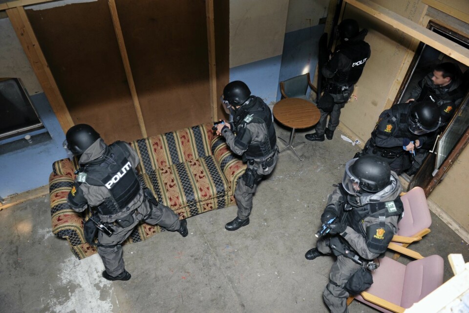På skolesenteret ved Kongsvinger er treningsrommene bygget som et filmsett uten tak der instruktørene kan følge med ovenfra.