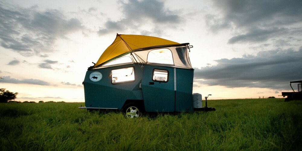 POP-UP: Campingvognen er av pop-up-typen, der du kan heve taket slik at du kan stå oppreist inne. Foto: David Bates POP-UP: Campingvognen er av pop-up-typen, der du kan heve taket slik at du kan stå oppreist inne. Foto: David Bates