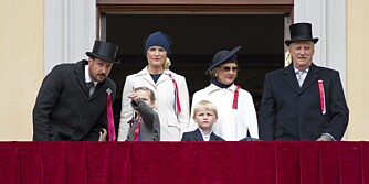 HOLDT UT: Feiringen av 17. mai med kongefamilie og kronprinsfamilie. Kronprins Haakon, kronprinsesse Mette-Marit, dronning Sonja og kong Harald, sammen med prinsesse Ingrid Alexandra og prins Sverre Magnus på Slottsbalkongen.