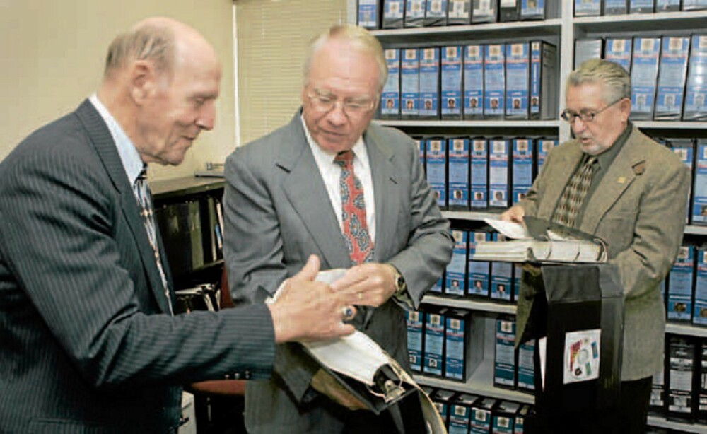 Mesterhjernene som har oppklart mange «kalde saker». Lou Smit (f.v.), Scott Fisher og Charles Hess foran alle drapsmappene på sheriffkontoret.