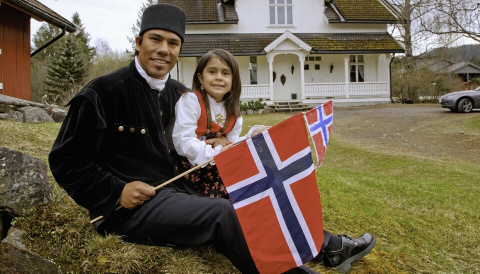 LITT TRIST: Vegard Olsen får ikke bruke bergmannsdrakta fra Kongsberg på 17. mai. Han går endatil glipp av datteren Carmen Sofies aller første barnetog. Sammen med Her og Nå tyvstartet de på feiringen.