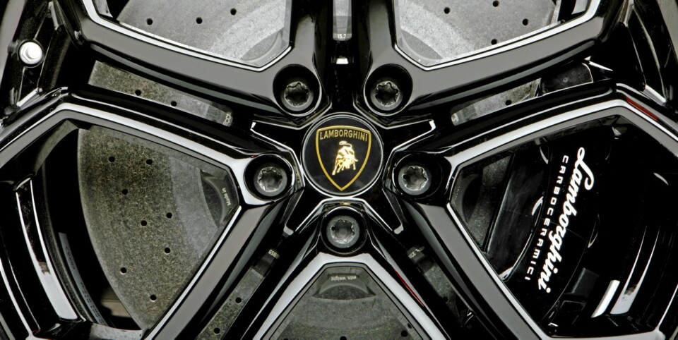 STOPPKRAFT: De keramiske bremseskivene måler 400 mm foran og 380 mm bak.