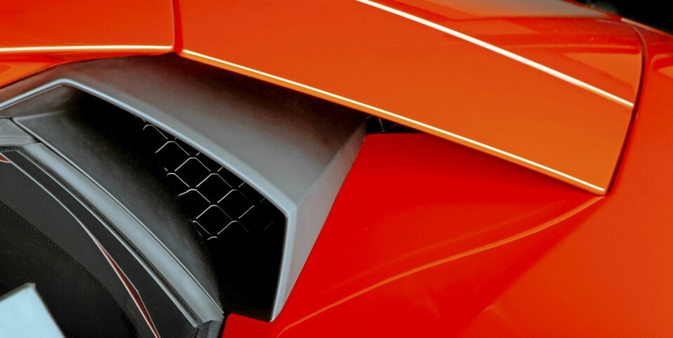 MYE LUFT: Når du har en tolver på 700 hester i hekken, sier det seg selv at store luftinntak må til.