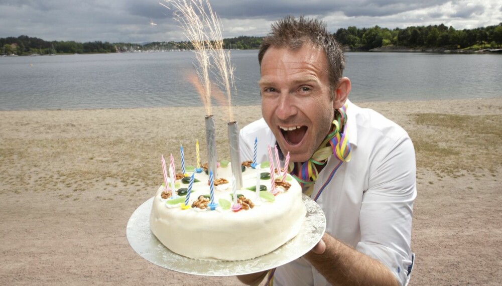 TAR KAKA: Carsten Skjelbreid fyller 40 år denne uka. Han er glad i søtsaker, og synes bursdagskake er helt topp.