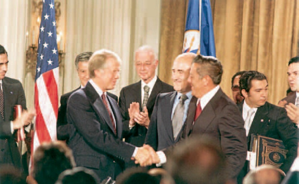 I 1977 inngikk Jimmi Carter (t.v.) avtale om tilbakeføring av Panama-kanalen til Panama. Noen måneder etter at Ronald Reagan kom til makten, ble Omar Torrijos (t.h.) drept i en flyulykke.