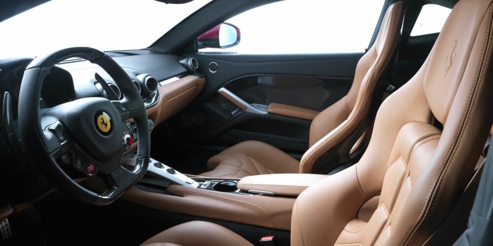 KONTROLL: Som med F430 og FF, er F12 Berlinettas hovedkontroller på rattet.