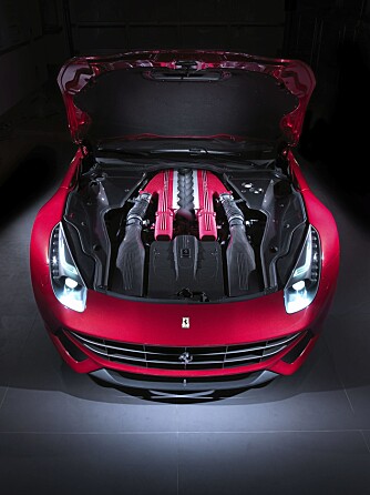 NO DOWNSIZE: V12-eren er plassert så langt bak at Berlinetta faktisk er front/midtmotorisert. NO DOWNSIZE: V12-eren er plassert så langt bak at Berlinetta faktisk er front/midtmotorisert.