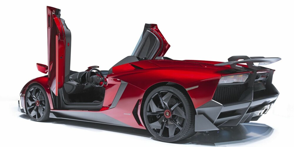 THIS IS IT: Aventador J er en singelprodusert speedster-versjon av Aventador, og den laveste bilen Lamborghini noensinne har lagd. Toppen på denne karbonfiberpluggen er bare 111 cm over bakken. THIS IS IT: Aventador J er en singelprodusert speedster-versjon av Aventador, og den laveste bilen Lamborghini noensinne har lagd. Toppen på denne karbonfiberpluggen er bare 111 cm over bakken.