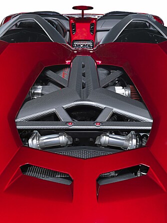 KRYSS AV: Designerne har spunnet et lekkert nett i karbonfiber over motoren. KRYSS AV: Designerne har spunnet et lekkert nett i karbonfiber over motoren.