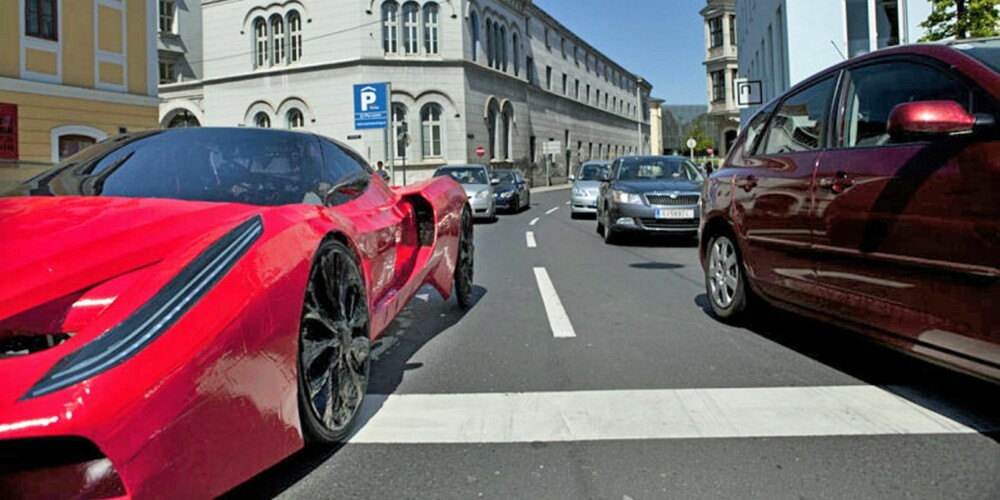 GRØNT LYS? Selv Skodaen i bakkant tar denne ""Ferrarien"" lett på grønt lys. Foto: Ion Camborrado
