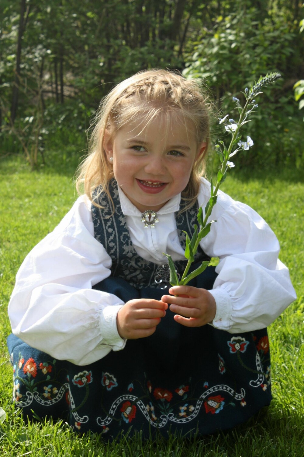 NORDTRØNDERBUNAD: Her ser vi  bunadsfine Erle Nytrø (4 år) i hagen sin hjemme i Trøndelag.