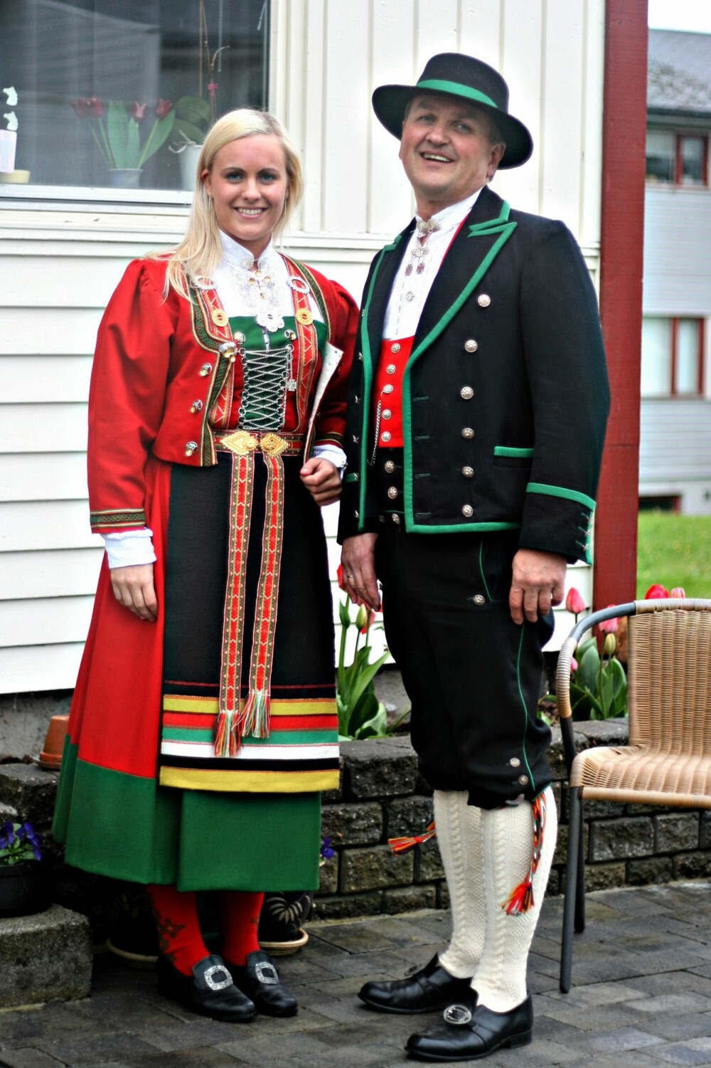 SIRDALSBUNAD: Far Tom Ole Tjørhom og datter Synnøve Tjørhom i den flotte Sirdalsbunaden.