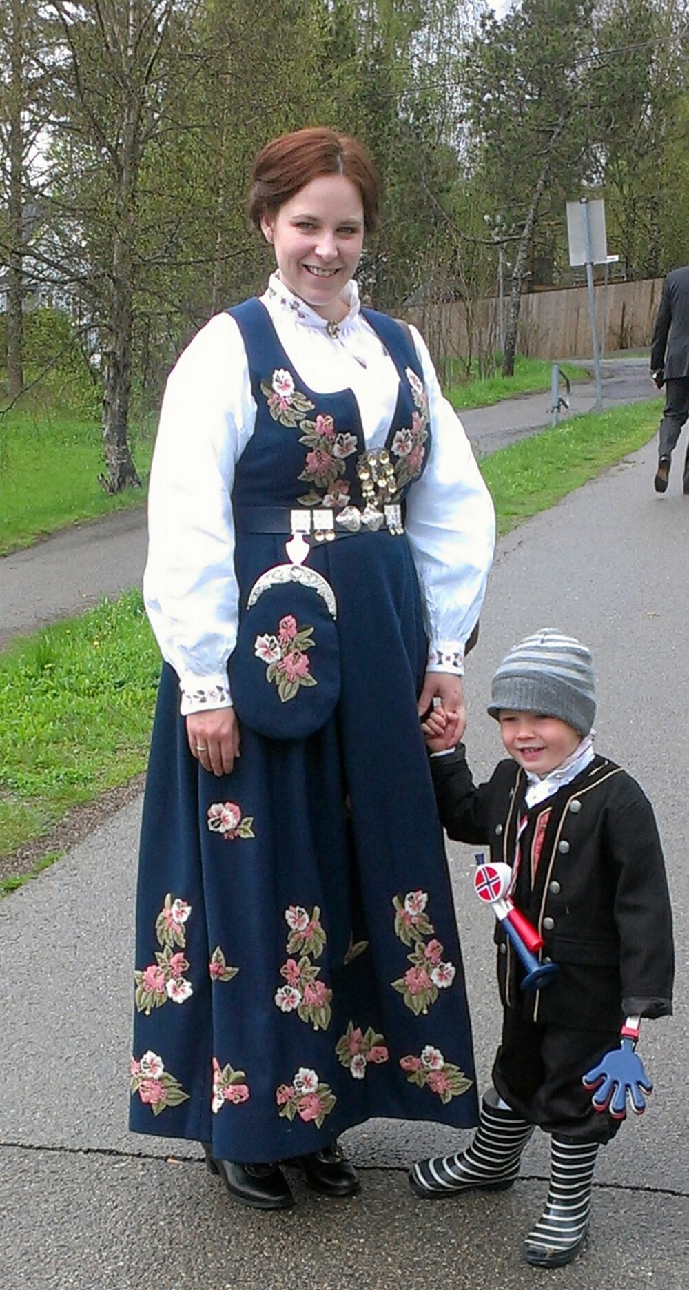 LIERBUNAD: Miriam Begnum i Lier Kvinnebunad akkompagnert av sønnen  Lukas. Her er de fotografert før de skal gå for å se på 17. mai-toget i Nittedal.