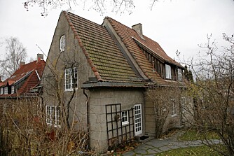 SOLGT: Når Linn Ullmann og Niels Fredrik Dahl skal flytte fra dette
huset, blir det kort vei for flyttebilen. SOLGT: Når Linn Ullmann og Niels Fredrik Dahl skal flytte fra dette
huset, blir det kort vei for flyttebilen.