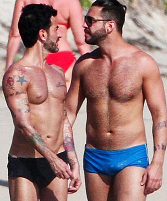 STJERNESTIL: Designeren Marc Jacobs feiret nylig 49-årsdagen sin på stranden i Rio de Janeiro med sin 24-år gamle kjæreste, pornostjernen Harry Louis. Det er tydelig at begge to er fan av små badetruser...