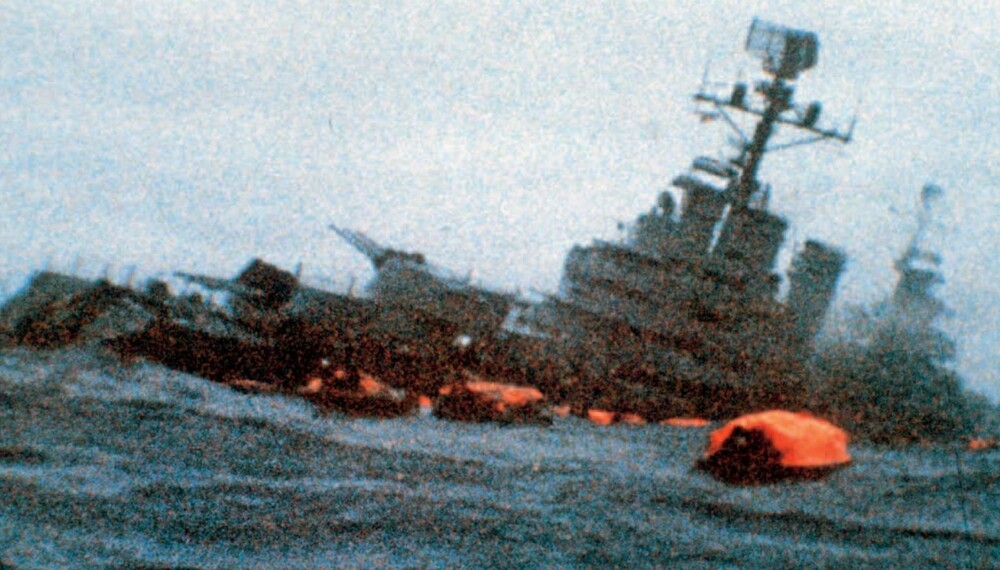 Krysseren ARA General Belgrano går under etter å ha blitt truffet av en torpedo 2. mai 1982. 323 mann omkommer, om lag 50 % av Argentinas tap under Falklandskrigen.