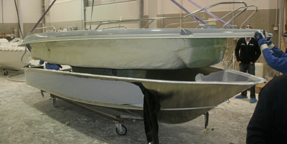 MATERIALMØTE: Her møter innerskroget av glassfiber ytterskroget av aluminium. I 53-modellene sprøytes skum som både fungerer som oppdriftsmiddel og støydemping mellom skrogene. FOTO: Ulf Terje Johnsen