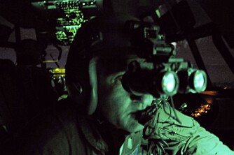 Ved hjelp av lysforsterkerbriller kan besetningen lande i mørket på feltflyplasser uten belysning..