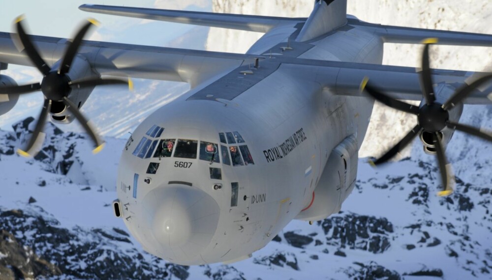 C-130 J Herculesen Idunn trener på taktisk lavflyging blant nordnorske fjell. Pilotene på 335-skvadronen var nylig ferdig med en treårig innfasingsperiode da Kebnekaise-ulykken inntraff.