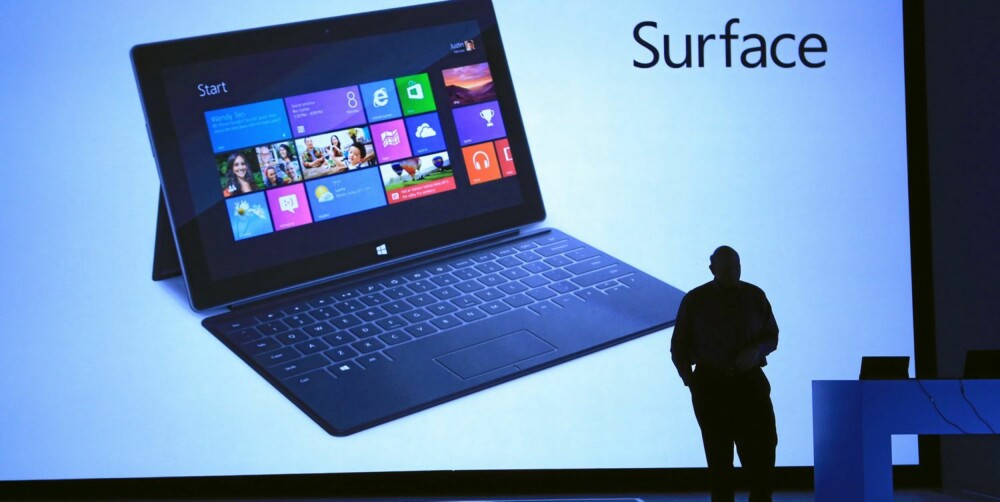 ANGRIPER: Microsofts toppsjef, Steve Ballmer, lanserte Microsoft første nettbrett med Windows 8 i går.
