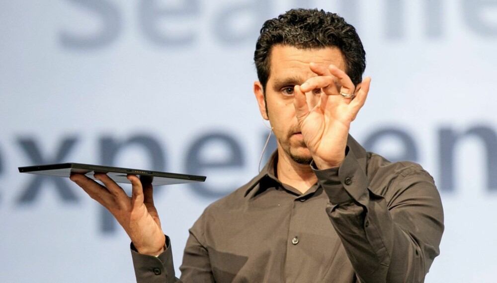 TYNN: Microsofts Panos Panay viste i går frem deres første forsøk på å angripe Apples iPad. Microsoft Surface blir et nytt nettbrett med Windows 8. TYNN: Microsofts Panos Panay viste i går frem deres første forsøk på å angripe Apples iPad. Microsoft Surface blir et nytt nettbrett med Windows 8.