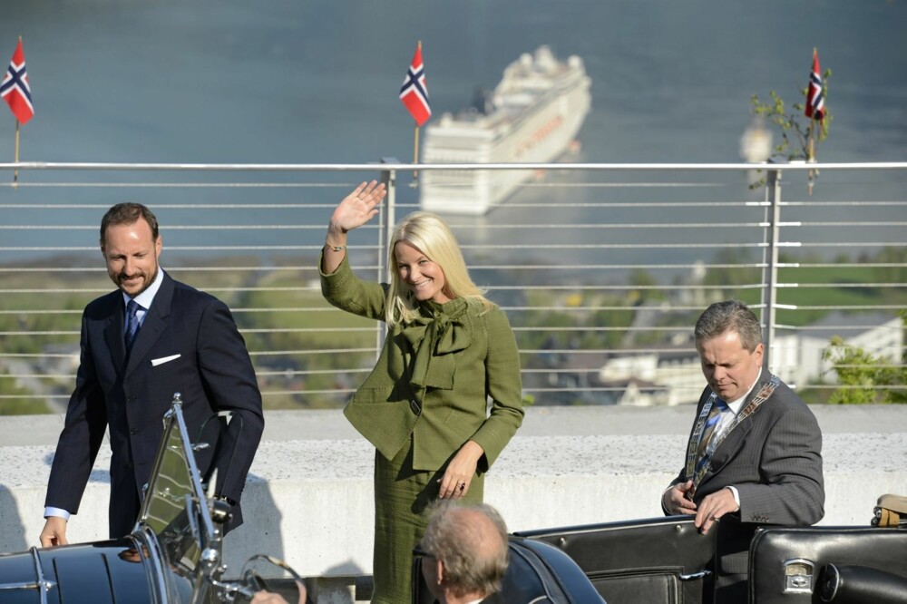 Folk i Geiranger viste at de satte pris på det kongelige besøket, og kronprinsparet vinket gjerne tilbake.