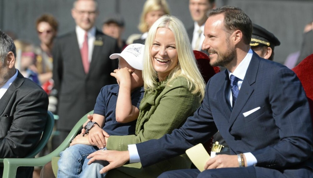 SKYGGELUE: Kronprinsparet og prins Sverre Magnus ble møtt av et Geiranger i strålende sol. Heldigvis hadde vesleprinsen skyggeluen med seg.
