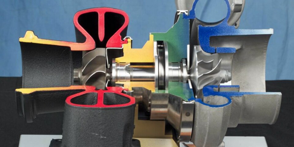 TURBO: Her er en turbo som har blitt delt i to for å vise de forskjellige komponentene. Eksosen driver turbinen på venstre side, som igjen driver turbinen på høyre side. Rødt og gult indikerer varm eksos, mens blått og hvitt viser kald, frisk luft.