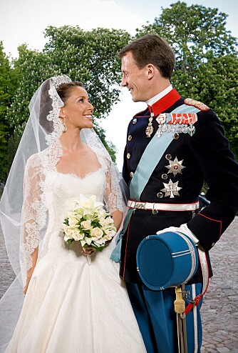 DET OFFISIELLE BILDET: Prins Joachim og Marie Cavallier på det offisielle bryllupsbildet